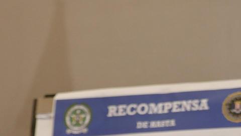 El encargado de Negocios de la Embajada de los Estados Unidos para Colombia Francisco L. Palmieri (d) y el Director de la Policía de Colombia, William René Salamanca, anunciaron la medida contra el Tren de Aragua.