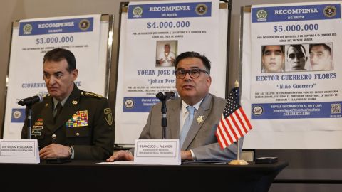 El encargado de Negocios de la Embajada de los Estados Unidos para Colombia Francisco L. Palmieri (d) y el Director de la Policía de Colombia, William René Salamanca, anunciaron la medida contra el Tren de Aragua.
