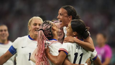 Sophia Smith celebra con sus compañeras luego de anotar su gol ante Alemania.