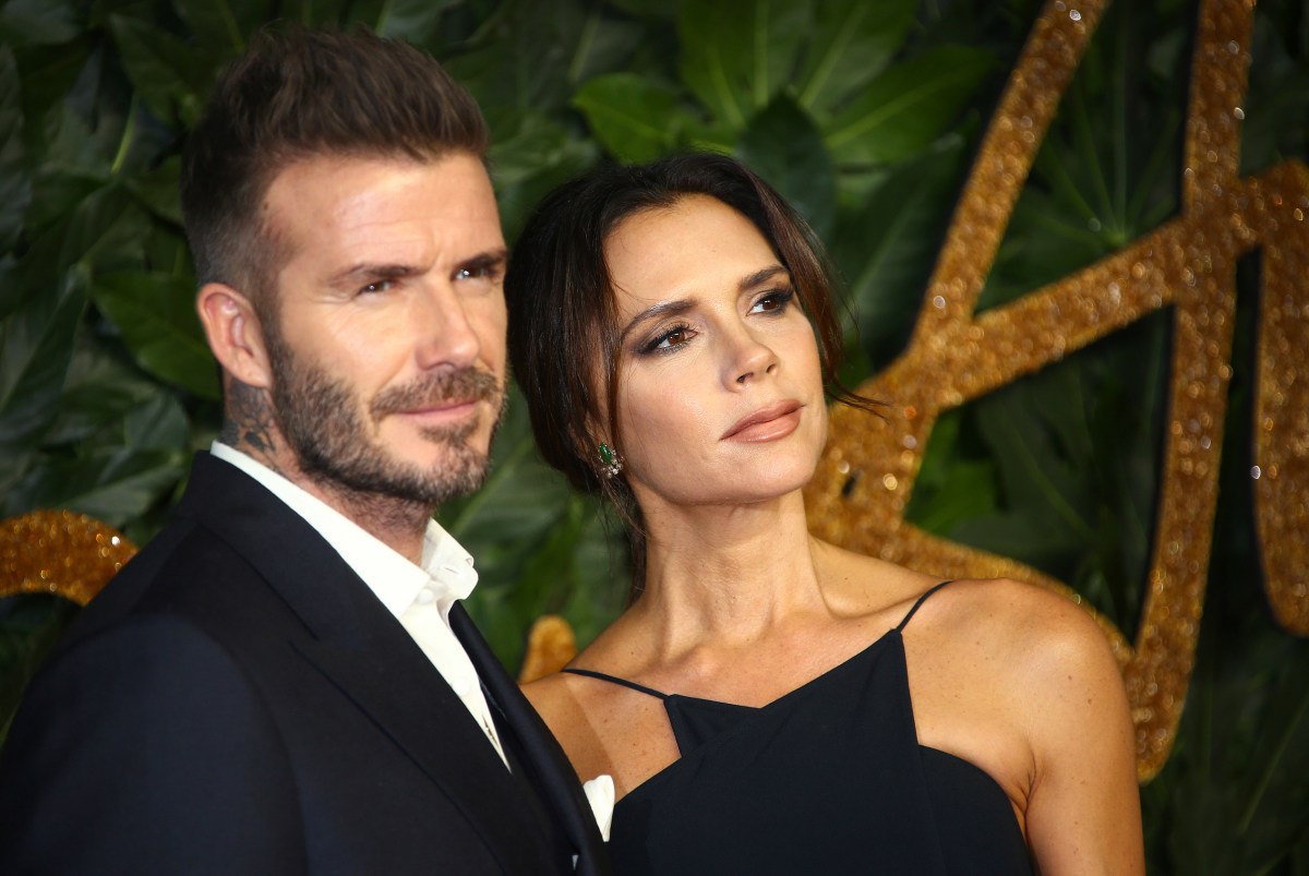 Victoria y David Beckham celebran 25 años de casados posando con sus atuendos de boda