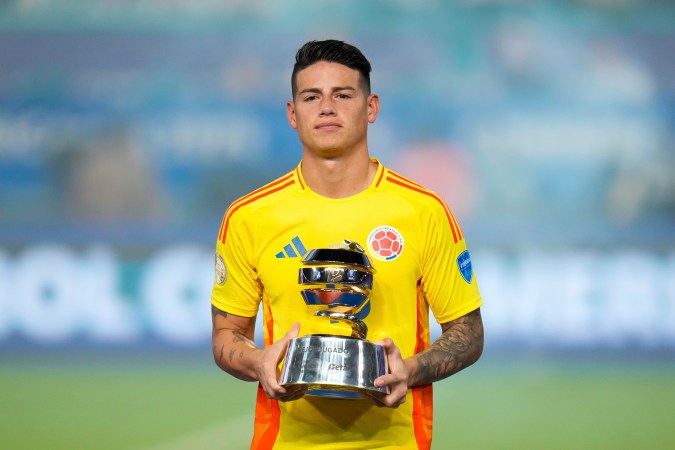 James Rodríguez sostiene el trofeo de mejor jugador del torneo tras la final de la Copa América en Miami Gardens, Florida, el lunes 15 de julio de 2024. Argentina derrotó a Colombia 1-0. (Foto AP/Julio Cortez)