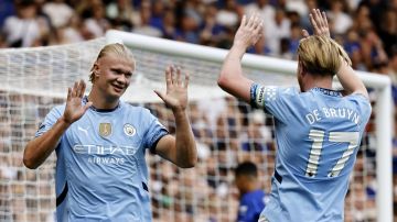 Erling Haaland celebra con su compañero Kevin De Bruyne después de marcar el gol 0-1 durane el partido de la Premier League entre Chelsea y Manchester City.