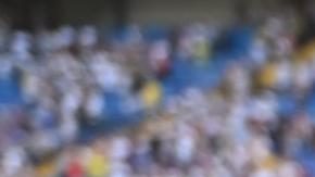 Armand Duplantis celebra luego de obtener el récord de 6.26m en salto con pértiga.