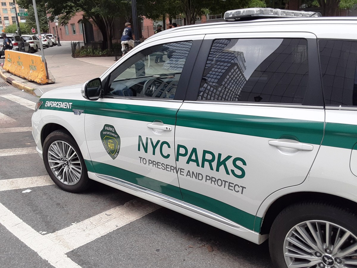 Adolescente latino se entregó a la policía por balacera mortal en parque en Nueva York; víctima trabajaba en Amazon