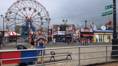 Famosa playa Coney Island en Brooklyn (NYC).