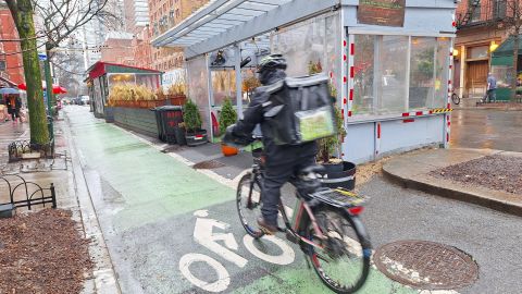 Muchos repartidores de comida van al encuentro de falsos clientes que le arrebatan los pedidos.