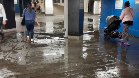 Inundación por lluvia en estación Grand Central del Metro de NYC.