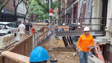 Las nuevas obras de construcción crecen en la Gran Manzana, pero no aparecen los empleos para ciertas comunidades migrantes.