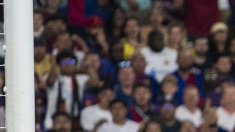 Marc-Andre ter Stegen  enfrenta a Rafael Leao en un amistoso entre el AC Milan y el FC Barcelona.