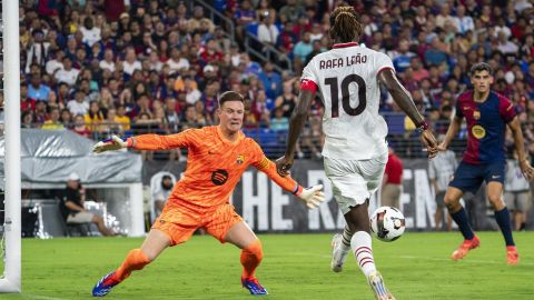 Marc-Andre ter Stegen enfrenta a Rafael Leao en un amistoso entre el AC Milan y el FC Barcelona.
