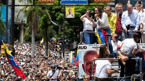 La líder opositora venezolana María Corina Machado se dirige a los miles de manifestantes que han salido a las calles de Caracas para denunciar el fraude electoral.