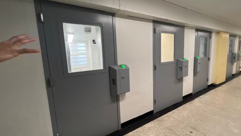 Instan a autoridades carcelarias de NY a cumplir plenamente ley contra el confinamiento solitario.