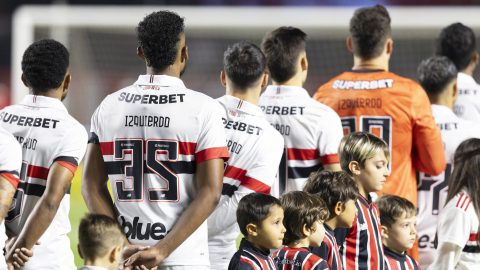 Jugadores de São Paulo rinde homenaje al jugador uruguayo Juan Manuel Izquierdo este miércoles, previo al partido de cuartos de final de la Copa Brasil entre Sao Pablo y Atlético Mineiro en el estadio Morumbi en Sao Paulo.