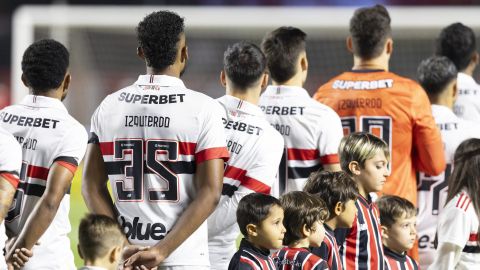 Jugadores de São Paulo rinde homenaje al jugador uruguayo Juan Manuel Izquierdo este miércoles, previo al partido de cuartos de final de la Copa Brasil entre Sao Pablo y Atlético Mineiro en el estadio Morumbi en Sao Paulo.