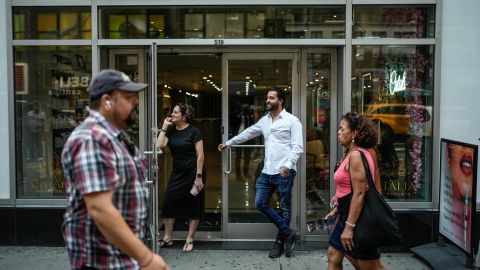 La municipalidad estudia iniciativas para aceras más transitables y estéticas.