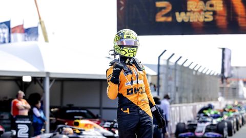 Lando Norris (McLaren) celebra luego de ganar el Gran Premio de Países Bajos en el circuito de Zandvoort.