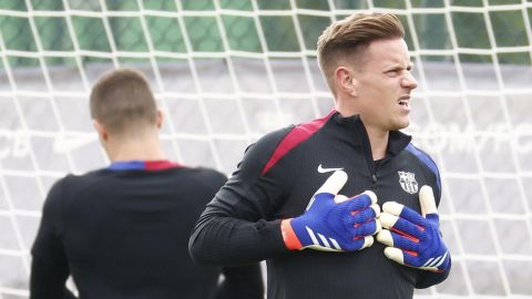 Marc-André Ter Stegen , durante el entrenamiento que realiza la plantilla del Barcelona en la Ciudad Deportiva Joan Gamper