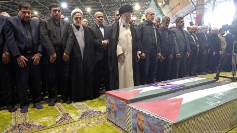 La ceremonia se celebró en la Universidad de Teherán, donde Jamenei ha rendido homenaje al líder de Hamás.