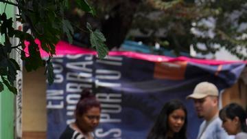 Entre 800 y 1,200 migrantes intentan refugiarse en tres lugares en donde no tienen las condiciones para vivir.