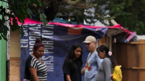 Entre 800 y 1,200 migrantes intentan refugiarse en tres lugares en donde no tienen las condiciones para vivir.