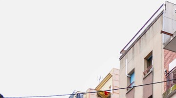 Toma de la calle Frank Marshall del barrio de Rocafonda de Mataró donde tres personas fueron  detenidas por los Mossos d'Esqudra por su presunta participación en el apuñalamiento de Mounir Nasraoui, el padre del jugador del F.C. Barcelona Lamine Yamal.