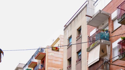 Toma de la calle Frank Marshall del barrio de Rocafonda de Mataró donde tres personas fueron  detenidas por los Mossos d'Esqudra por su presunta participación en el apuñalamiento de Mounir Nasraoui, el padre del jugador del F.C. Barcelona Lamine Yamal.