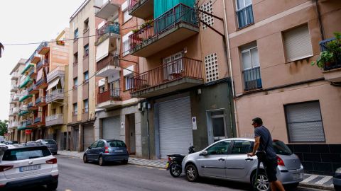 Toma de la calle Frank Marshall del barrio de Rocafonda de Mataró donde tres personas fueron  detenidas por los Mossos d'Esqudra por su presunta participación en el apuñalamiento de Mounir Nasraoui, el padre del jugador del F.C. Barcelona Lamine Yamal.