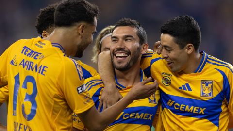 Juan Pablo Vigón (C) celebra con sus compañeros de Tigres de la UANL el segundo gol ante Inter Miami.