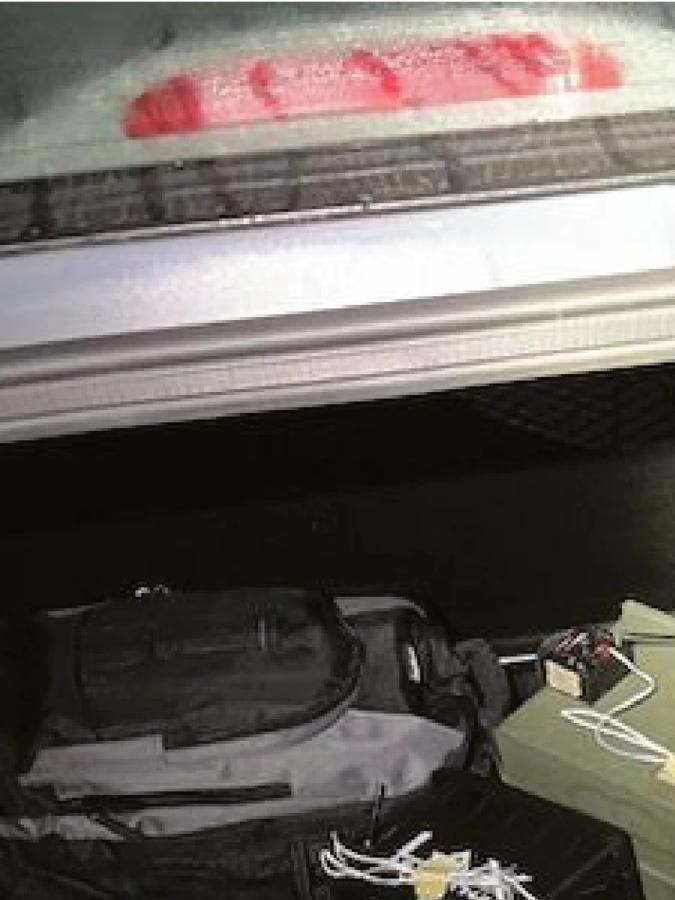 Fotografía cedida por el Departamento de Policía del Condado de Allegheny donde se muestran unos artefactos explosivos improvisados descubiertos inicialmente en el maletero del coche de Thomas Matthew Crooks usado durante el intento de asesinato contra el expresidente Donald Trump. 