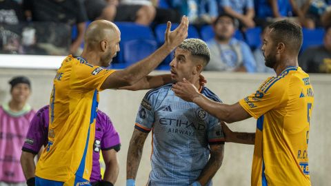 Guido Pizarro (i) de Tigres discute con Santiago Rodríguez (c) de New York este martes, en un partido de la Leagues Cup entre Tigres y New York City FC.