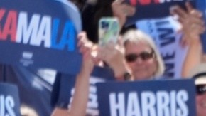 Kamala Harris y Tim Walz durante el mitin en Detroit.