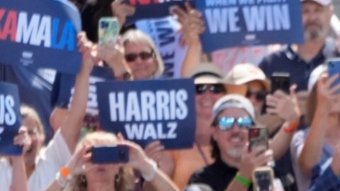 Kamala Harris y Tim Walz durante el mitin en Detroit.