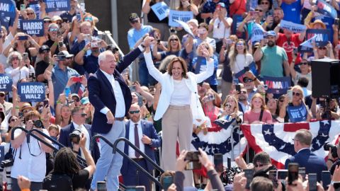 Kamala Harris y Tim Walz durante el mitin en Detroit.