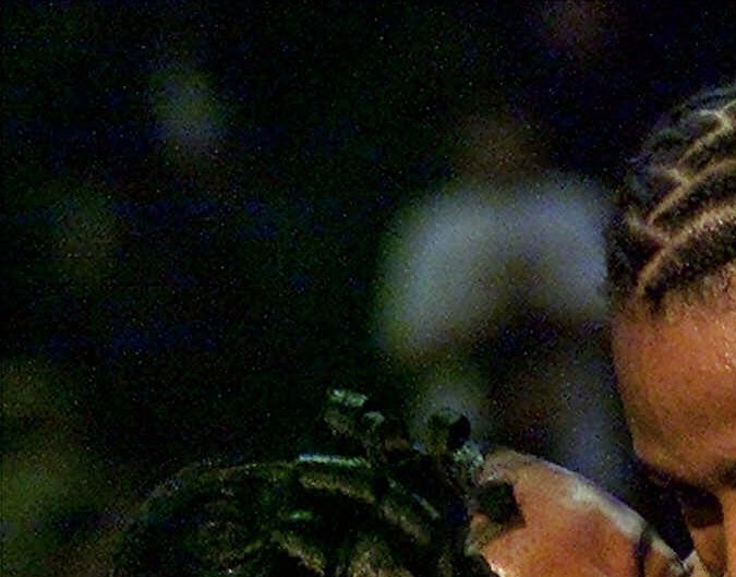 Allen Iverson con su premio de MVP en 2001.