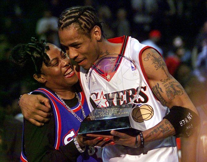 Allen Iverson con su premio de MVP en 2001.