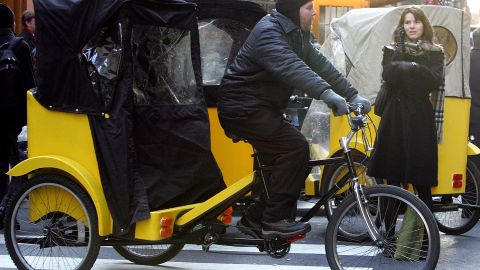 conductor de bicitaxis golpeó a tres pasajeros por su tarifa en junio cerca del Empire State Building.