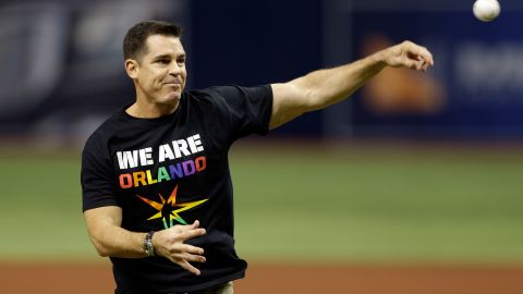 Billy Bean realiza el primer lanzamiento antes de un partido entre Tampa Bay Rays y San Francisco Giants.