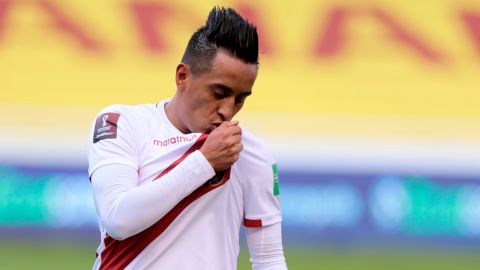 Christian Cueva celebra un gol ante Ecuador en 2021.