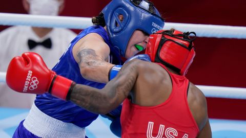 Brianda Tamara Cruz peleando contra Oshae Jones en Tokyo 2020.