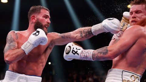 Caleb Plant enfrentó a Canelo Álvarez en 2021.