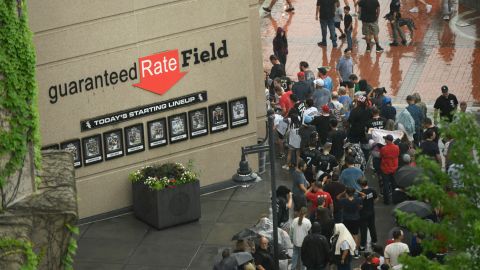 Las afueras del Guaranteed Rate Field fueron un caos con la pelea.