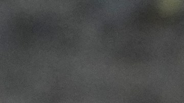 Los funcionarios prepararon una escena del crimen en Roosevelt Ave. centrada en el Toyota Yaris acribillado a tiros.