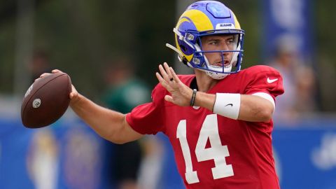 Luis Pérez durante una práctica con Los Angeles Rams.