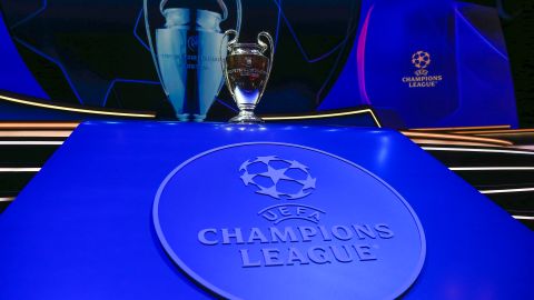 El trofeo de la UEFA Champions League se muestra durante el sorteo de 2022 en Turquía.