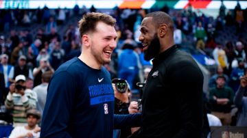 Luka Doncic (L) y LeBron James (R) antes de un encuentro entre Mavs y Lakers en 2023.