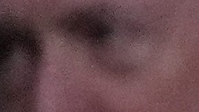 Floyd Mayweather Jr. conversa con Usher durante un partido entre Los Angeles Lakers y Oklahoma City Thunder en 2023.