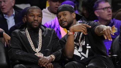 Floyd Mayweather Jr. conversa con Usher durante un partido entre Los Angeles Lakers y Oklahoma City Thunder en 2023.