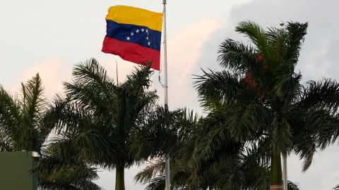 Pese a la expulsión en 2019 por parte de Maduro, Estados Unidos abrió una Oficina Externa para Venezuela, con sede en Bogotá.