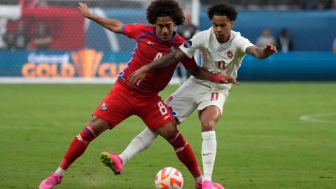 Tajon Buchanan (L) y Adalberto Carrasquilla (R) luchan un balón durante un partido entre Canadá y Panamá por la Liga de Concacaf Nations League en 2023.