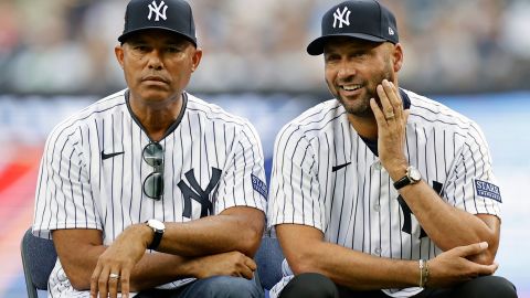 Mariano Rivera y Derek Jeter antes de un encuentro de Yankees frente a Brewers.